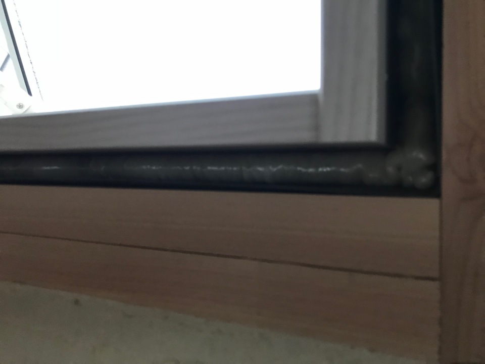 窓枠の隙間に断熱材